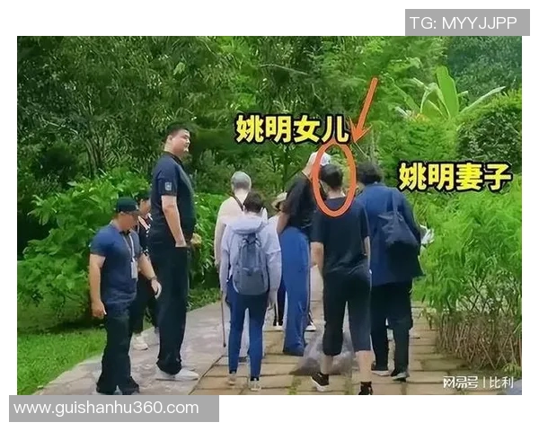 姚明女士与粉丝亲密合影展现温暖瞬间引发热烈讨论